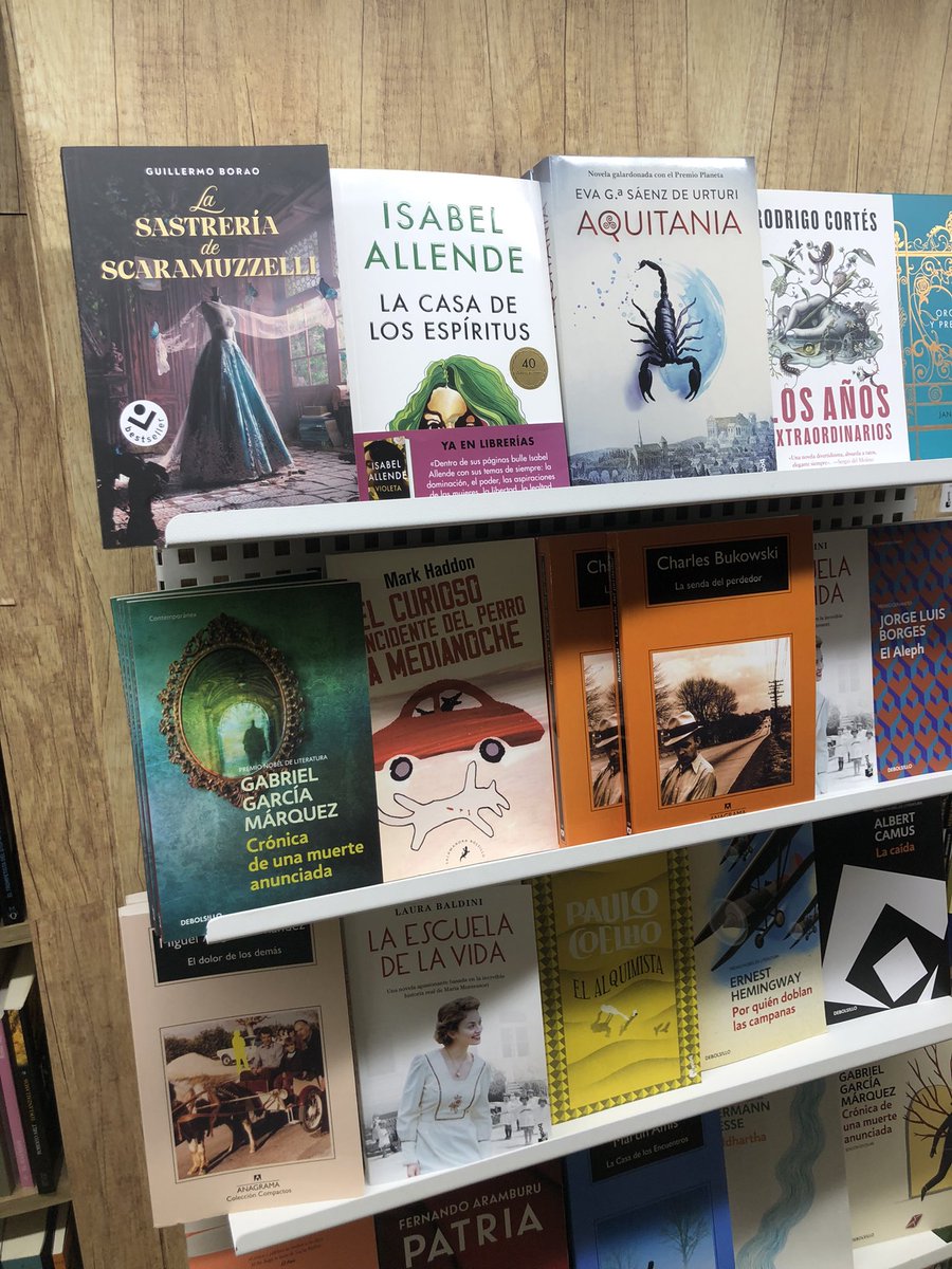 ¡Y qué bien ha quedado esta edición de bolsillo! Se cumple un año de su lanzamiento y todavía me impresiona entrar en una librería y verla rodeada de otras novelas que me han acompañado en el proceso creativo.
