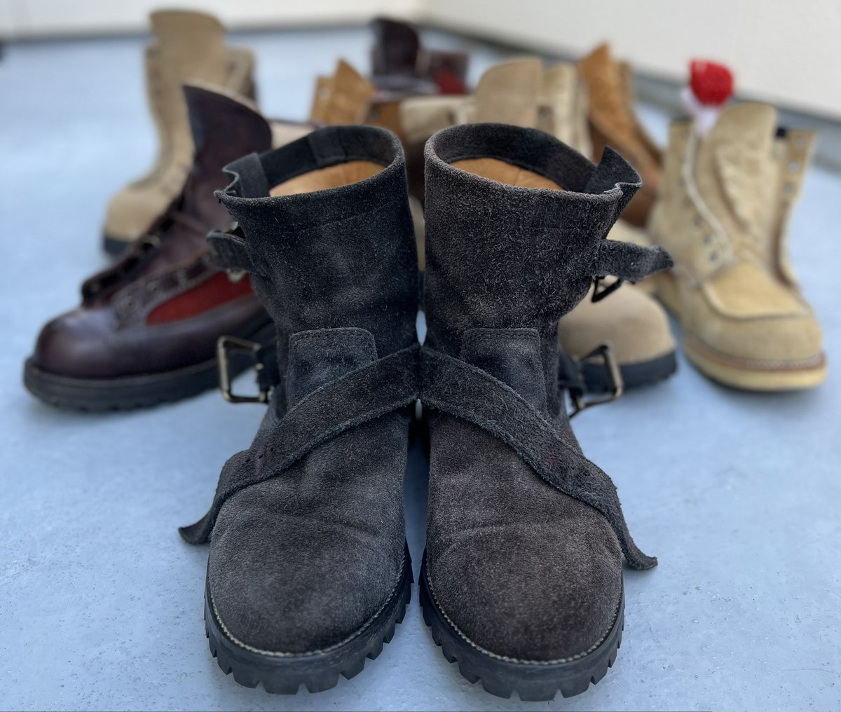 redleatherboots's tweet photo. 帰宅後、どうもこの2.5連休に対して消化不良感が否めなくて(昨日の登山中止もあり)、急遽裏革系ブーツだけをブラッシング。
表革の圧倒的な存在感、魅力は言うまでもありませんが、それと同じくらい裏革も好きなんですよね、僕ァ!(キッパリ)
#redwing
#dannar
#padrone https://t.co/QdAlUrXk7k