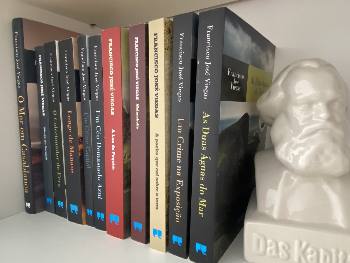 O gentio envio da <a href="/PortoEditora/">Porto Editora</a> dos três últimos livros completou a coleção dos casos do inspetor Jaime Ramos, de <a href="/fjviegas/">Francisco J. Viegas</a>, bibliografia essencial do doutoramento em Literatura e Estudos Culturais que começo na @nova_fcsh , no estranho caso do romance policial na Academia.