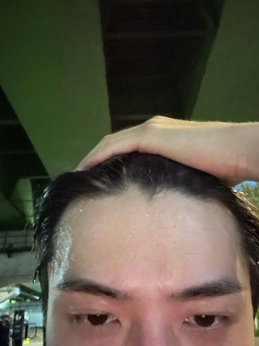 sehunsilk's tweet photo. nag-usap ba kayo https://t.co/ozzA7KBqi4