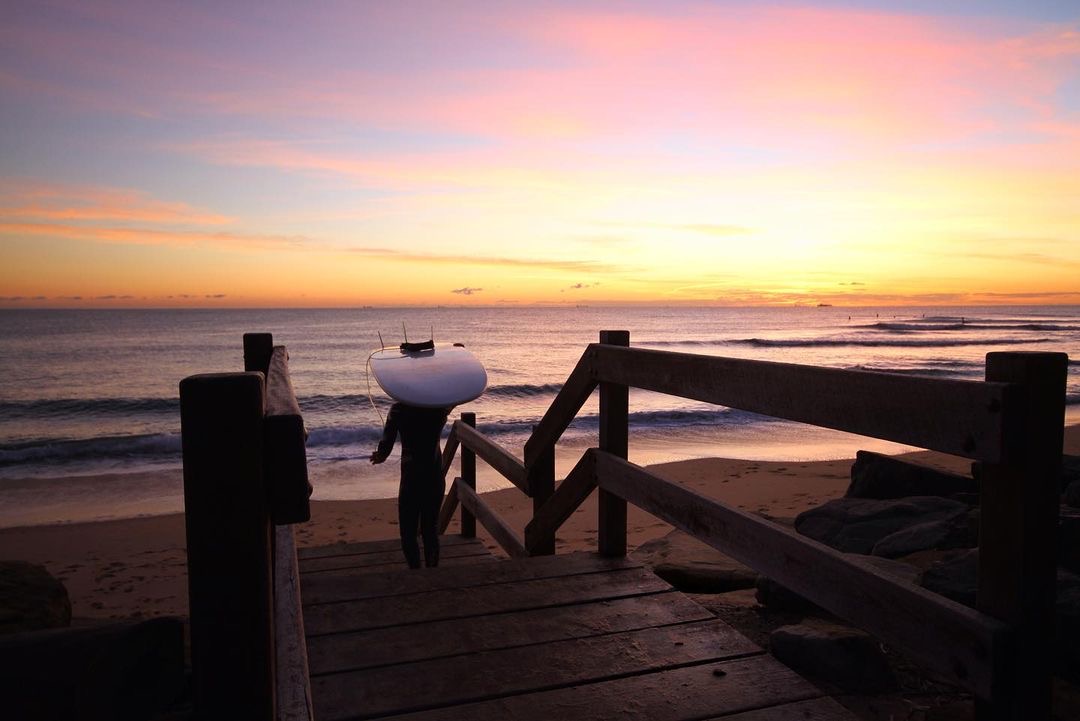 This is the way to start the day ✨ ☀️ We're talking about joining the rolling swell at Moffat Beach in Caloundra and watching the magical dawn light rising from the horizon. Spring is here, and it's time to book your meeting with the surf 🌊 🏄 📸 credit: @jaimieyates2