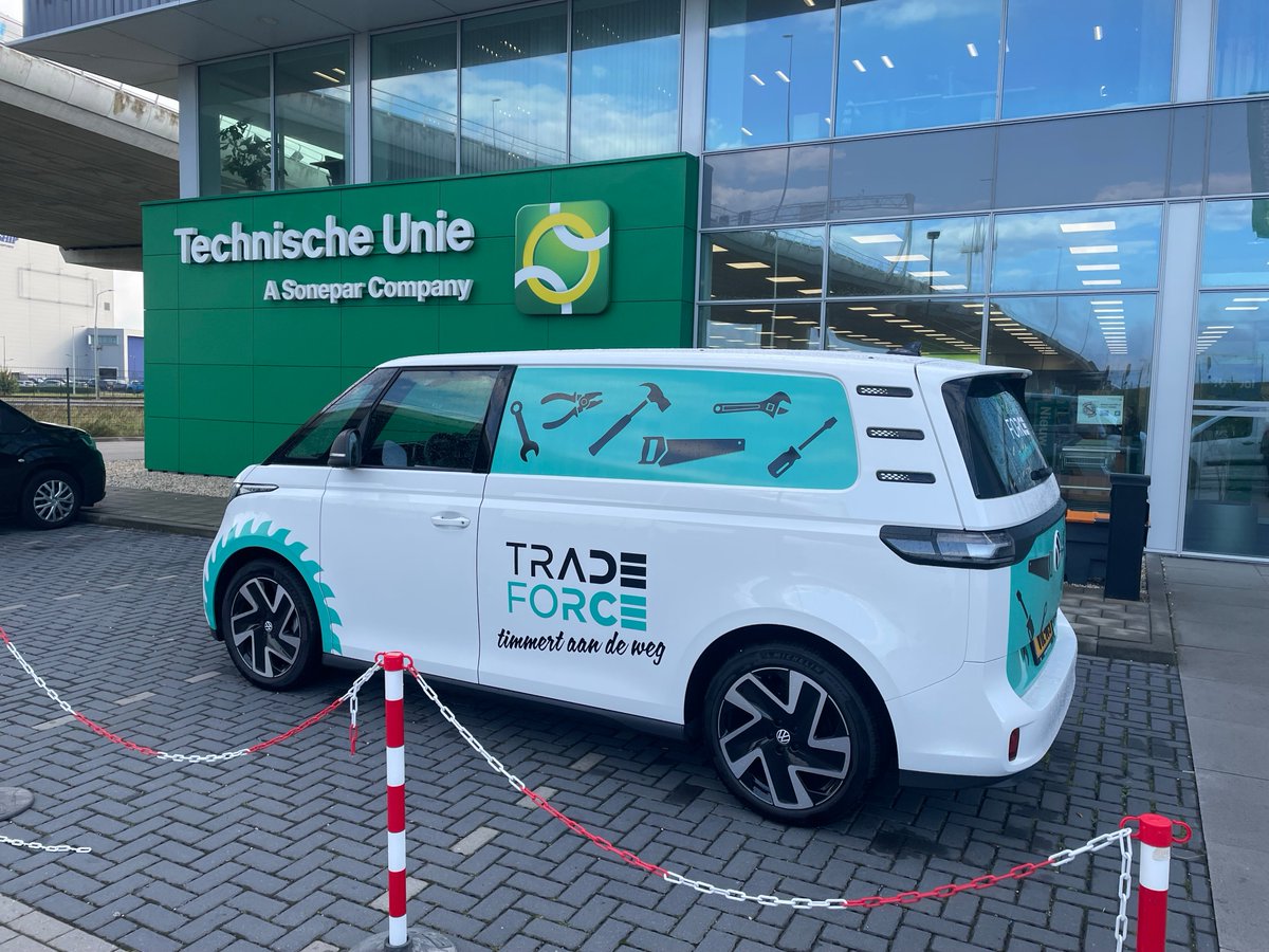 technische_unie's tweet photo. Het 'Tradeforce timmert aan de weg event' is vandaag van start gegaan in Amsterdam Sloterdijk! Kom langs en ervaar de kwaliteit van Tradeforce.
Bekijk de route van de bus op https://t.co/bpKpqLF51e. Zien wij u daar? https://t.co/Tv6l9w5upF