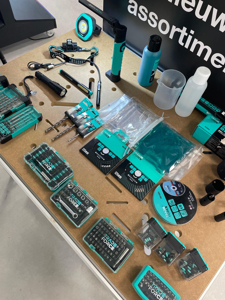 Het 'Tradeforce timmert aan de weg event' is vandaag van start gegaan in Amsterdam Sloterdijk! Kom langs en ervaar de kwaliteit van Tradeforce.
Bekijk de route van de bus op tu.nl/tradeforce. Zien wij u daar?