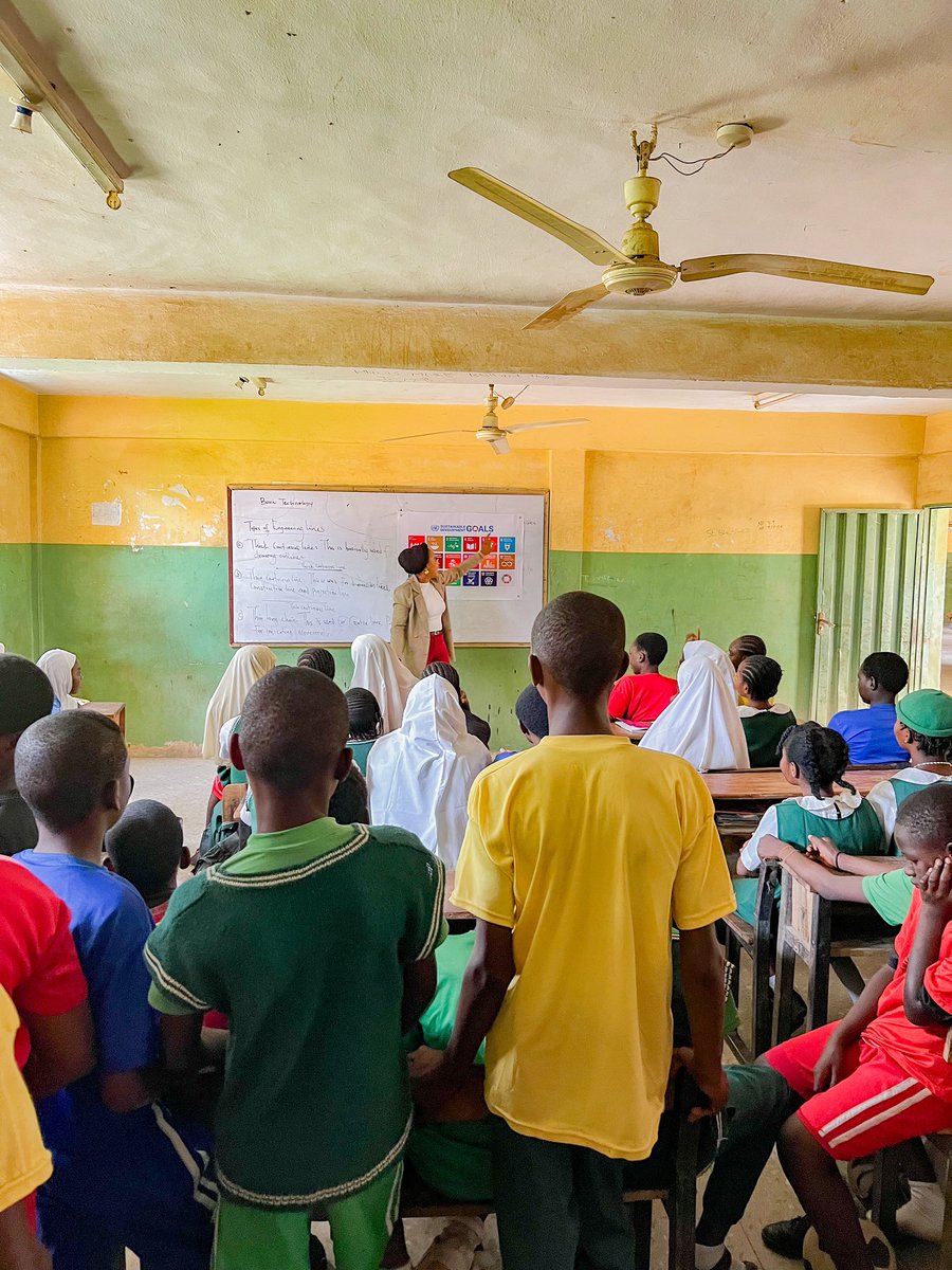 Last week, I had the pleasure of educating over a 100 school student of Junior Secondary School Wuse Zone 2 Abuja on the Sustainable Development Goals to impact and help them develop insights into critical issues around the world.
#SDGchampions