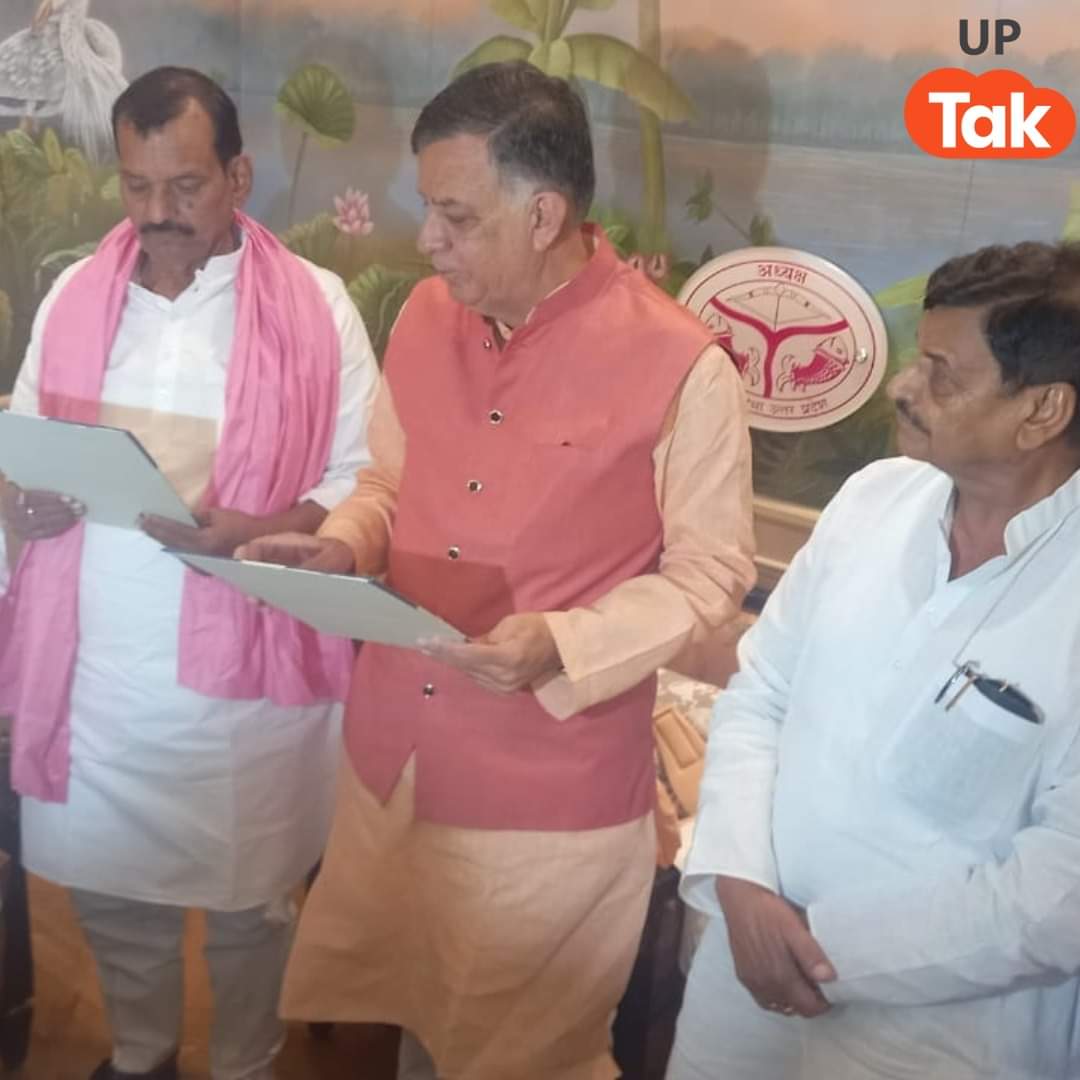 classes_hi's tweet photo. समाजवादी पार्टी नेता सुधाकर सिंह ने घो���ी उपचुनाव में जीत हासिल करने के बाद विधायक पद की ली शपथ, सपा नेता शिवपाल सिंह यादव ��ी रहे मौजूद।
#SamajwadiParty #SudhakarSingh #ShivpalYadav https://t.co/DBsRp8BZAV