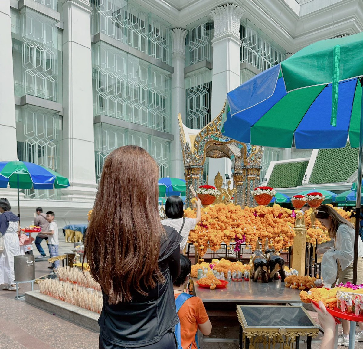 BennyKHarman's tweet photo. This morning, I prayed and donated with my friends at Erawan Shrine aka Thao Maha Brahma.😌😇
Bring only love and good luck, remove jealousy and evil.🙏��
Finally, we had lunch while meeting friends🥰😘 https://t.co/PBKkhI3mqf
