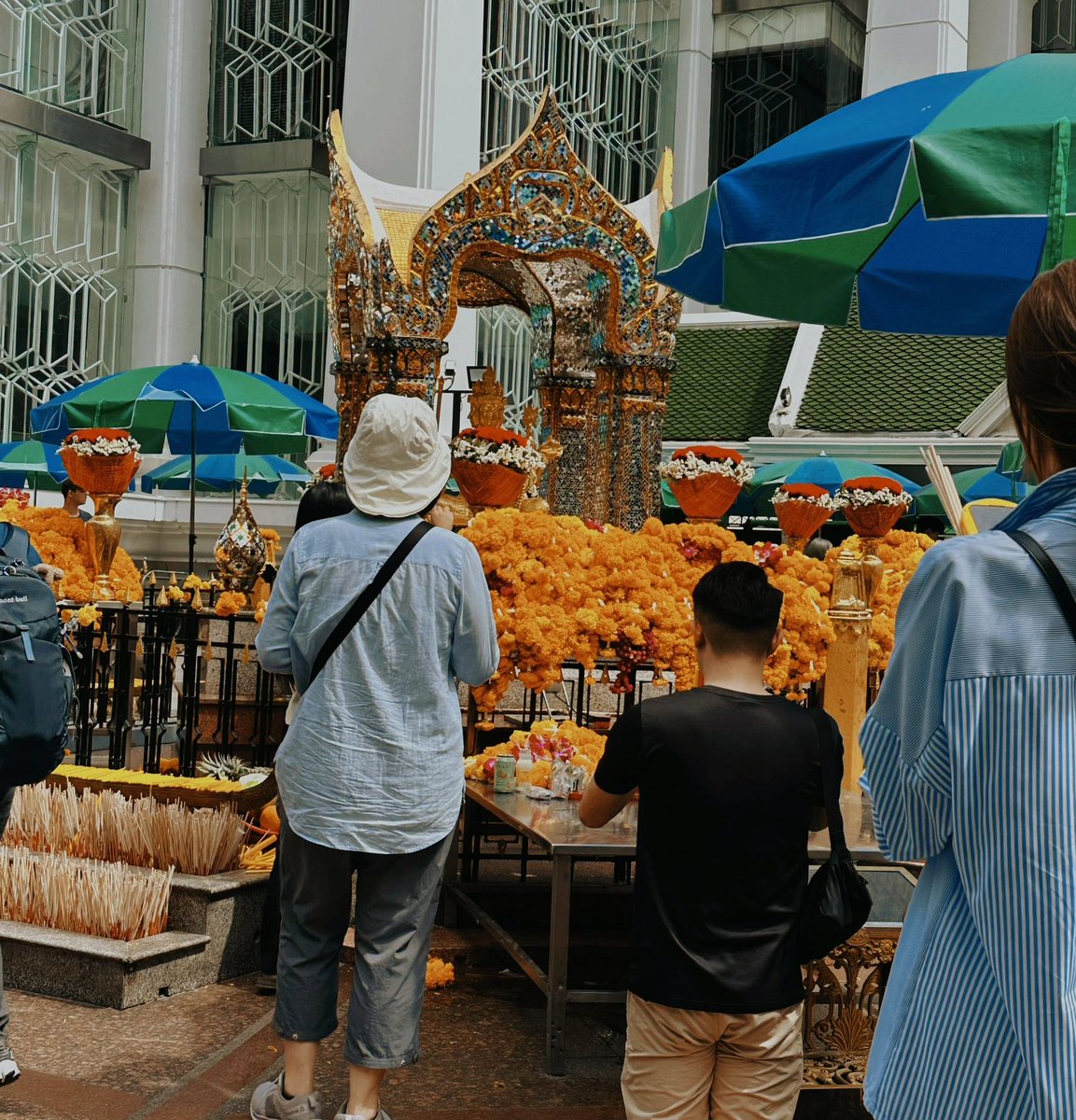 BennyKHarman's tweet photo. This morning, I prayed and donated with my friends at Erawan Shrine aka Thao Maha Brahma.😌😇
Bring only love and good luck, remove jealousy and evil.🙏��
Finally, we had lunch while meeting friends🥰😘 https://t.co/PBKkhI3mqf