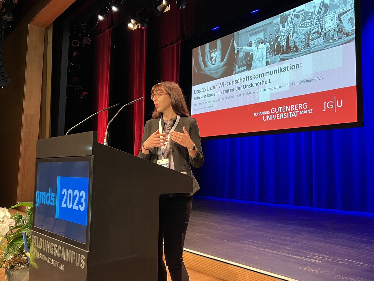 #gmds2023 Elena Link @uni_mainz: #Wissenschaftskommunikation baut Brücken in Zeiten der Unsicherheit. Fokus auf Empfänger ▶️ deren Informationsüberlastung; Heuristik einsetzen. Fortschritt + Risikobewältigung + medizinische #Entscheidungen durch individuelle Aneignung von Wissen!