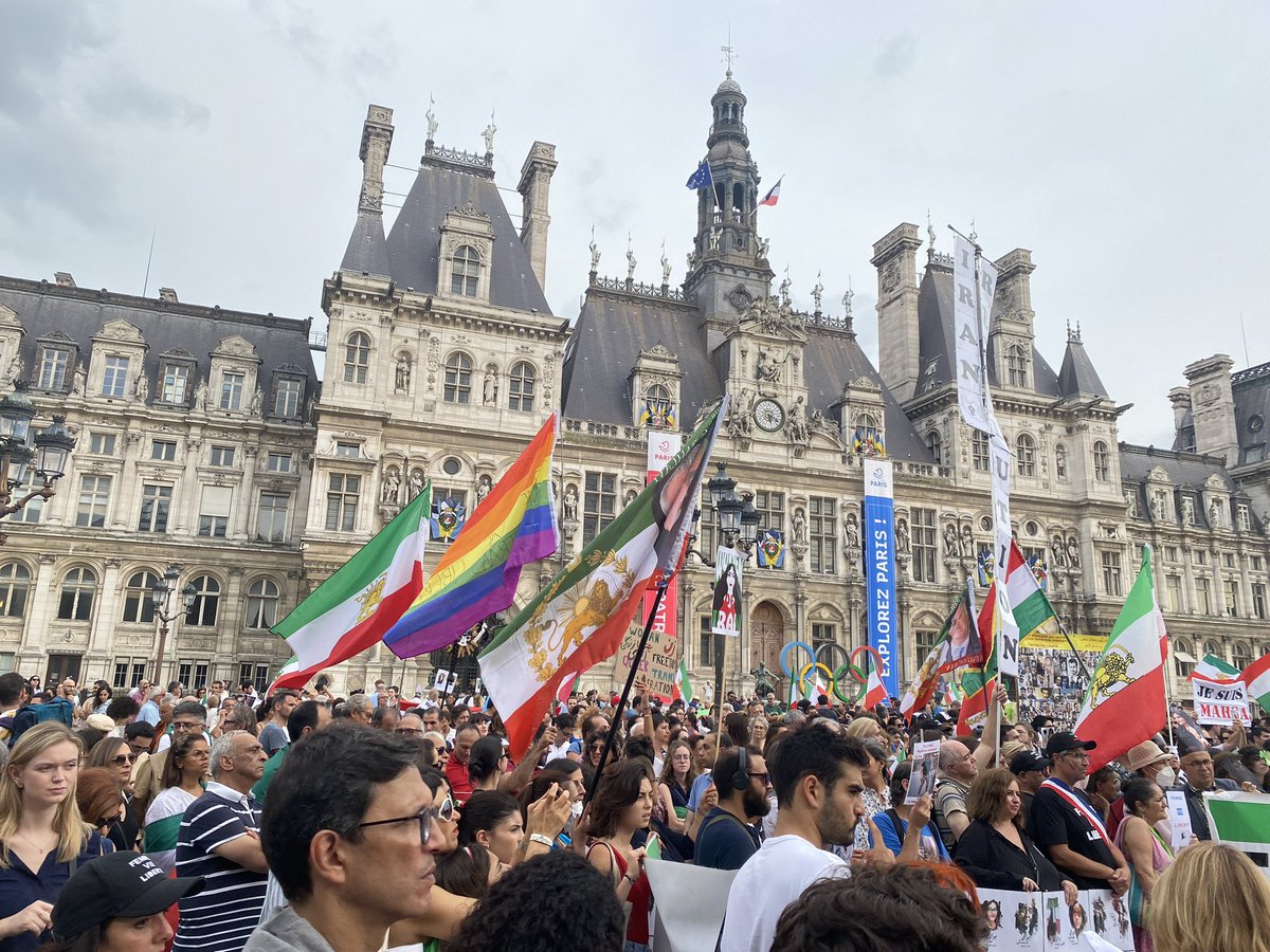 La France ce week-end ! 
👉 2 lieux. 2 ambiances.
Alors que les députés #LFI Keke et Boyard manifestent avec une bannière 'police du vêtement', @Les_CitadElles et d'autres  défilent en mémoire #MashaAmini  #GolrokhIraei #ShakilaMonfared #AzadehAbedini #NargesMohammadiet TOUTES…