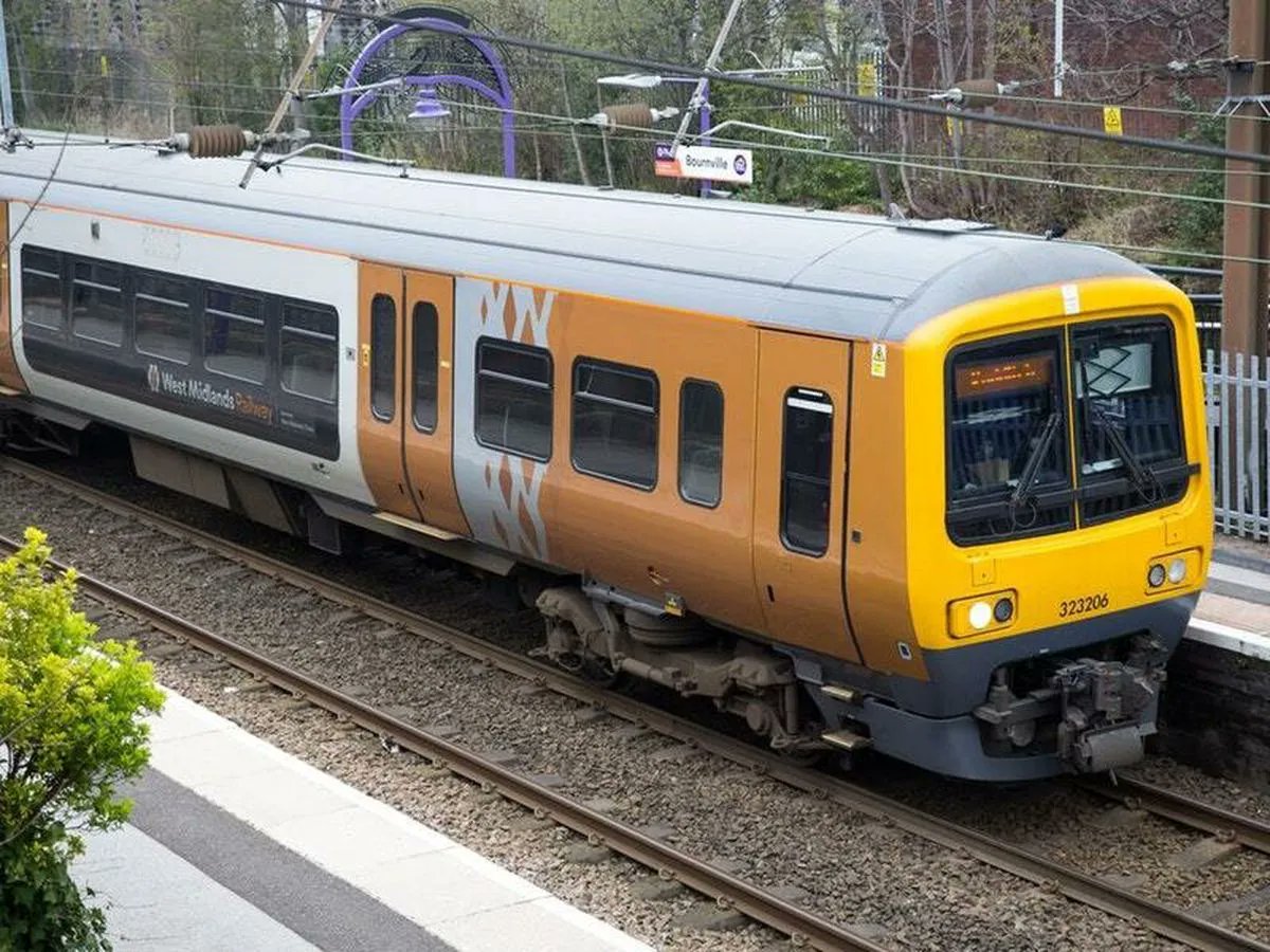 #EmergencyServices called to Smethwick train station due to casualty on tracks: @OFFICIALWMAS #ambulances and @WMASHART #paramedics attended the scene. Upon arrival the casuality was assessed and found to have sustained non-life threatening injuries. >> buff.ly/44Wn5rN