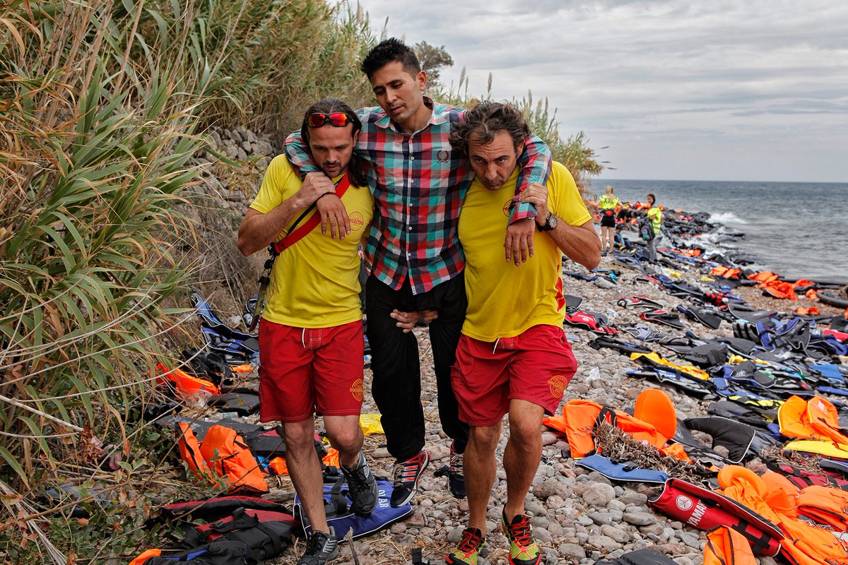 openarms_fund's tweet photo. Cuando nació #OpenArms, tal día como hoy hace 8 años en la isla griega de Lesbos, solo éramos dos socorristas con unos prismáticos y unas aletas ayudando en una de las mayores crisis humanitarias de la historia. 

Durante meses rescatamos a nado o con los pocos medios que teníamos, a miles de personas que a diario se jugaban la vida en el mar #Egeo huyendo de la guerra de Siria, o de conflictos en países como Iraq o Afganistán.

Aquella fue la chispa de una inmensa respuesta popular gracias a los miles de personas que nos habéis apoyado, animado y acompañado desde tierra en esta larga travesía de 8 años y con vosotras queremos celebrar la vida de las casi 70.000 personas que entre todos y todas hemos puesto a salvo.

A pesar de los esfuerzos de la sociedad civil organizada, más de 28.000 vidas se han hundido en el mayor cementerio líquido del planeta a causa de la inacción deliberada de los gobiernos e instituciones de la #EuropaFortaleza. ¿Cuántas vidas más se hubieran podido salvar con la implicación de los Estados?

En estos años, sólo la solidaridad y la movilización de la ciudadanía han demostrado una vez más que los valores de humanidad, empatía y respeto por la vida humana no son papel mojado, sino los pilares fundamentales sobre los que se basa la convivencia pacífica y democrática, y en los que un día se basó la #UE.

Hoy celebramos también todas las personas que, cómo tú, nos habéis ayudado a llegar hasta aquí. Y seguiremos con el compromiso de salvar vidas en el mar y en tierra y de defender los derechos de las personas en situación de vulnerabilidad, ¡hasta que se garanticen #VíasLegalesYSeguras para todas!

Únete a nuestra banda.
#HazteCriminal

https://t.co/zaFKxSVK8E

📸 @FdelBerro