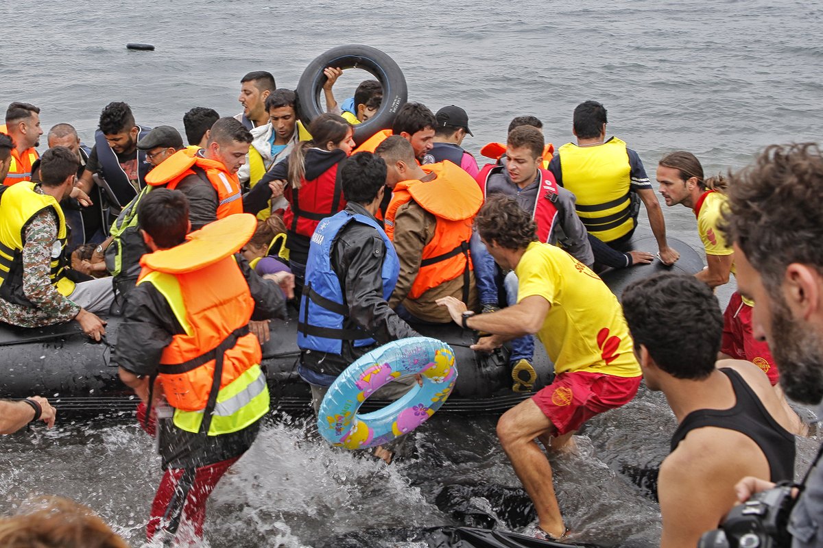 openarms_fund's tweet photo. Cuando nació #OpenArms, tal día como hoy hace 8 años en la isla griega de Lesbos, solo éramos dos socorristas con unos prismáticos y unas aletas ayudando en una de las mayores crisis humanitarias de la historia. 

Durante meses rescatamos a nado o con los pocos medios que teníamos, a miles de personas que a diario se jugaban la vida en el mar #Egeo huyendo de la guerra de Siria, o de conflictos en países como Iraq o Afganistán.

Aquella fue la chispa de una inmensa respuesta popular gracias a los miles de personas que nos habéis apoyado, animado y acompañado desde tierra en esta larga travesía de 8 años y con vosotras queremos celebrar la vida de las casi 70.000 personas que entre todos y todas hemos puesto a salvo.

A pesar de los esfuerzos de la sociedad civil organizada, más de 28.000 vidas se han hundido en el mayor cementerio líquido del planeta a causa de la inacción deliberada de los gobiernos e instituciones de la #EuropaFortaleza. ¿Cuántas vidas más se hubieran podido salvar con la implicación de los Estados?

En estos años, sólo la solidaridad y la movilización de la ciudadanía han demostrado una vez más que los valores de humanidad, empatía y respeto por la vida humana no son papel mojado, sino los pilares fundamentales sobre los que se basa la convivencia pacífica y democrática, y en los que un día se basó la #UE.

Hoy celebramos también todas las personas que, cómo tú, nos habéis ayudado a llegar hasta aquí. Y seguiremos con el compromiso de salvar vidas en el mar y en tierra y de defender los derechos de las personas en situación de vulnerabilidad, ¡hasta que se garanticen #VíasLegalesYSeguras para todas!

Únete a nuestra banda.
#HazteCriminal

https://t.co/zaFKxSVK8E

📸 @FdelBerro