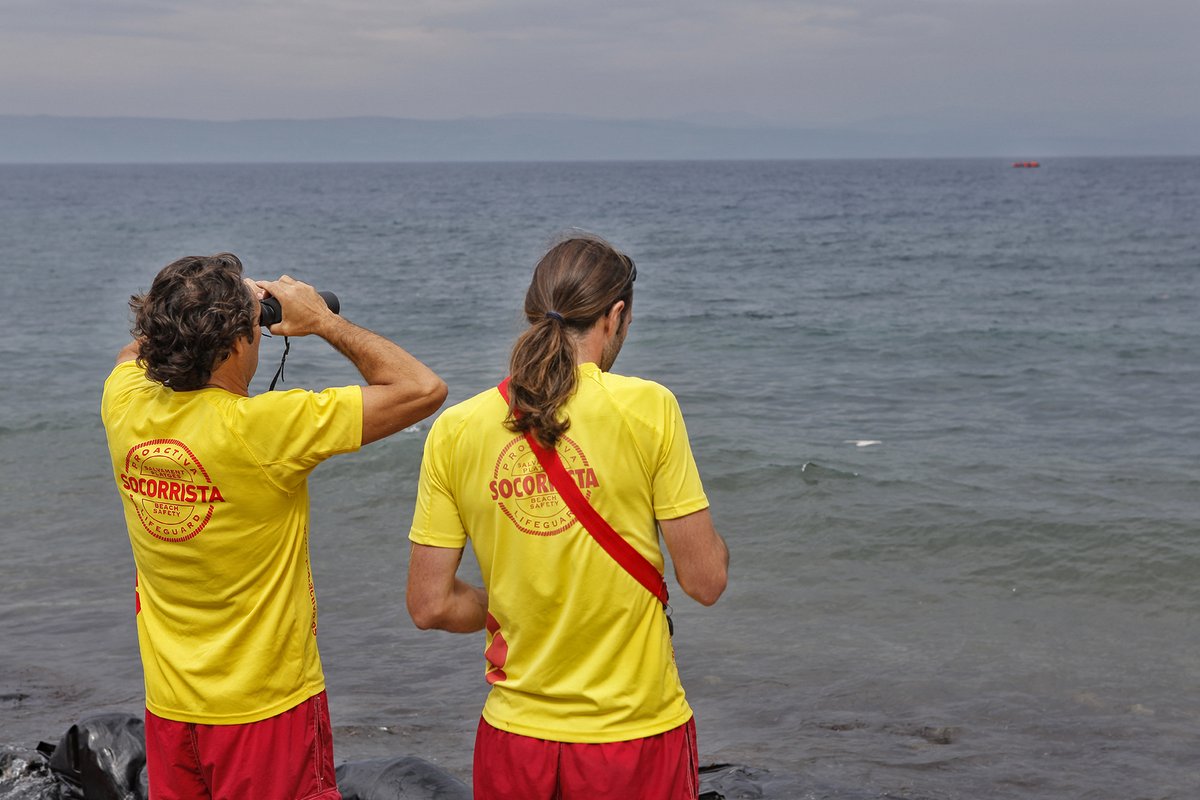 openarms_fund's tweet photo. Cuando nació #OpenArms, tal día como hoy hace 8 años en la isla griega de Lesbos, solo éramos dos socorristas con unos prismáticos y unas aletas ayudando en una de las mayores crisis humanitarias de la historia. 

Durante meses rescatamos a nado o con los pocos medios que teníamos, a miles de personas que a diario se jugaban la vida en el mar #Egeo huyendo de la guerra de Siria, o de conflictos en países como Iraq o Afganistán.

Aquella fue la chispa de una inmensa respuesta popular gracias a los miles de personas que nos habéis apoyado, animado y acompañado desde tierra en esta larga travesía de 8 años y con vosotras queremos celebrar la vida de las casi 70.000 personas que entre todos y todas hemos puesto a salvo.

A pesar de los esfuerzos de la sociedad civil organizada, más de 28.000 vidas se han hundido en el mayor cementerio líquido del planeta a causa de la inacción deliberada de los gobiernos e instituciones de la #EuropaFortaleza. ¿Cuántas vidas más se hubieran podido salvar con la implicación de los Estados?

En estos años, sólo la solidaridad y la movilización de la ciudadanía han demostrado una vez más que los valores de humanidad, empatía y respeto por la vida humana no son papel mojado, sino los pilares fundamentales sobre los que se basa la convivencia pacífica y democrática, y en los que un día se basó la #UE.

Hoy celebramos también todas las personas que, cómo tú, nos habéis ayudado a llegar hasta aquí. Y seguiremos con el compromiso de salvar vidas en el mar y en tierra y de defender los derechos de las personas en situación de vulnerabilidad, ¡hasta que se garanticen #VíasLegalesYSeguras para todas!

Únete a nuestra banda.
#HazteCriminal

https://t.co/zaFKxSVK8E

📸 @FdelBerro