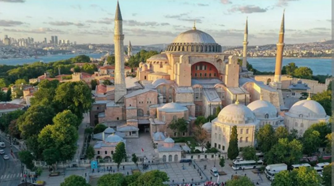 Tarihçi İlber Ortaylı, yıllık ziyaretçi sayısının üç milyonu geçtiği Ayasofya'nın bu kadar ziyaretçiyi taşıyacak güçte olmadığını belirterek, acil müdahale edilmesi gerektiğini söyledi.
#ayasofya
#topkapisarayi #ilberortayli #history