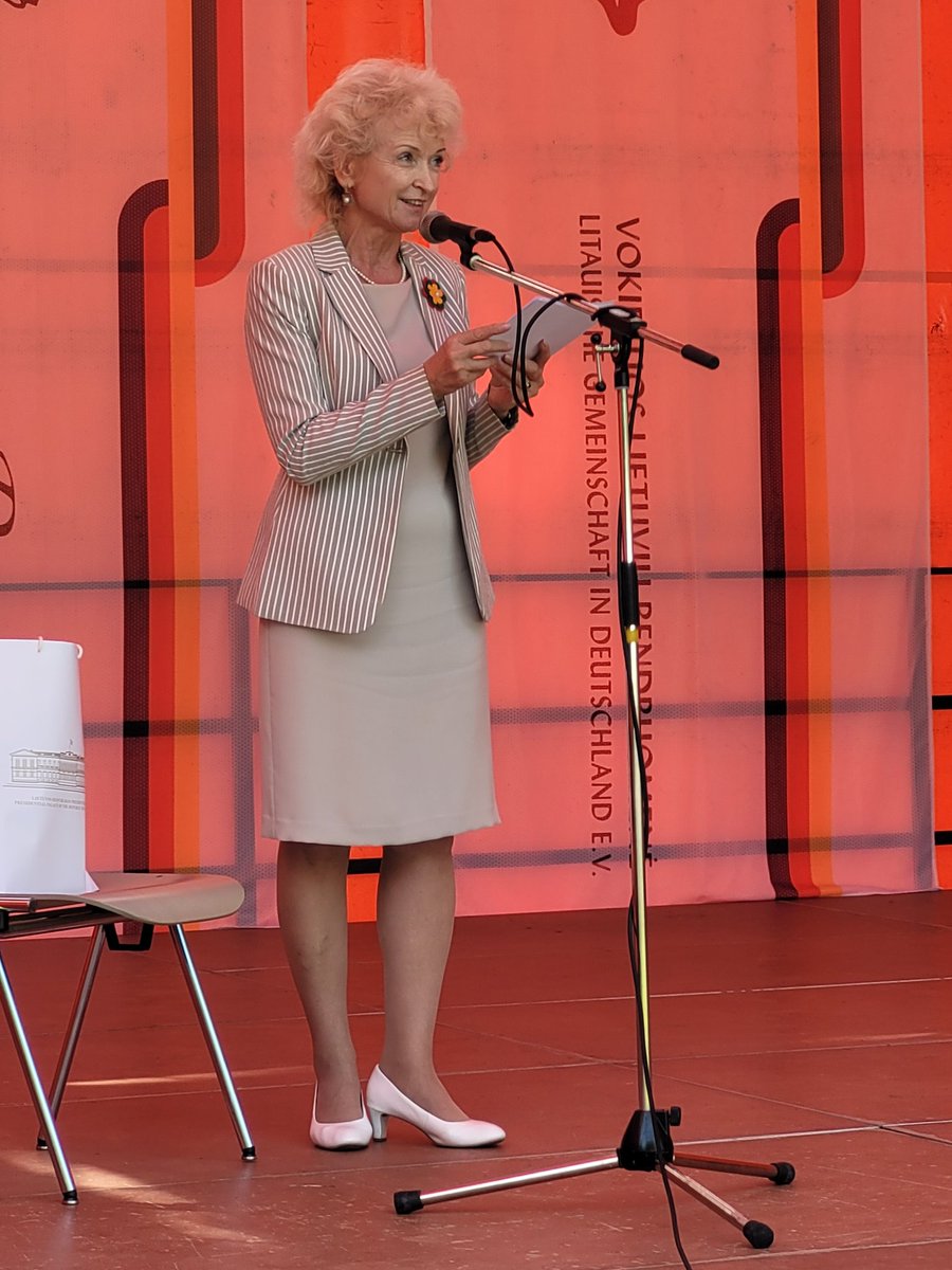 Sonntags' Feierlichkeiten des 170 Jahrestages von Schloß Rennhof in Lampertheim-Hüttenfeld sowie des 70 Jahrestages seiner Zugehörigkeit del Litauischen Gemeinschaft in Deutschland und Unterbringung dort des Litauischen Gymnasiums des 16. Februar.