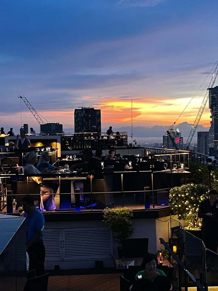 klinkation's tweet photo. Skybar watching the sunset from the top floor of Bangkok🌇
The Sky Bar at Lebua State Tower, which gained international recognition after appearing in the movie "The Hangover Part II"🏙 https://t.co/Pj4OyG9zo5