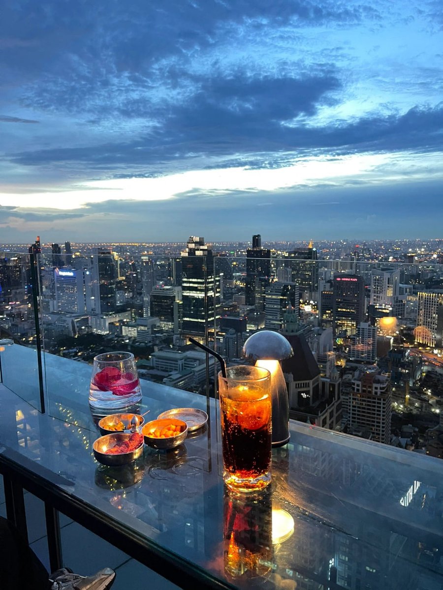 klinkation's tweet photo. Skybar watching the sunset from the top floor of Bangkok🌇
The Sky Bar at Lebua State Tower, which gained international recognition after appearing in the movie "The Hangover Part II"🏙 https://t.co/Pj4OyG9zo5