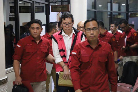 ternakuang_id's tweet photo. EKS BOS JASA MARGA BIKIN NEGARA RUGI 1,5 TRILIUN!

A thread

Udah tau belom, mantan Direktur Utama PT Jasamarga Jalanlayang Cikampek, Djoko Dwijono jadi tersangka korupsi proyek pembangunan jalan tol MBZ. Gak nanggung-nanggung, korupsi proyek ini bikin negara rugi sampe Rp1,5 T https://t.co/KCXFdmkmC0