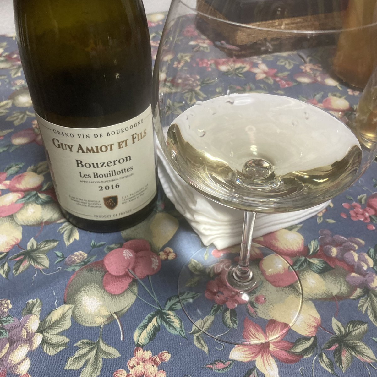 chat_et_vin's tweet photo. アミオ・ギイ ブーズロン レ・ブイヨット 2016
果実の甘みとアリゴテらしい酸のバランスがいい。液体はトロリとして若干の膨らみが感じられる。
#bourgogne #guyamiot #bouzeron #lesbouillottes #domaineamiotguy https://t.co/22awG40KP4