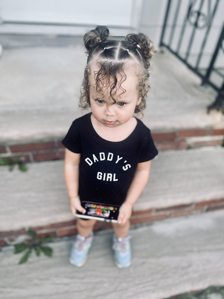 curiouskat__'s tweet photo. Her dads whole face on her face 😅 https://t.co/KuEmZLsoAk