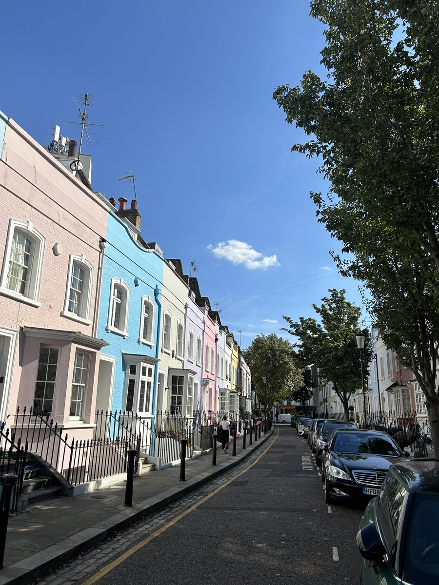 Discovering the soul of Chelsea, a place where creativity knows no bounds. Let the adventure unfold on its charismatic streets. Wandering through Chelsea's avenues, a journey of discovery awaits at every corner. Embrace the spirit of exploration!🌈🏘️