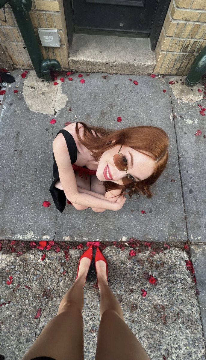 “ ขอร้องล่ะ เลิกหมกตัวอยู่ในห้องซะที ” เสียงเคาะประตูดังเป็นจังหวะ พร้อมเสียงตะโกนผ่านกำแพงปลุกเธอจากภวัง
        “ ก็มันร้อน คนกำลังมีอารมณ์สุนทรีย์ จะไปไหนนะ ” เธอปาสมุดและปากกาลงบนเตียง ก่อนเปิดประตู
        “ ขนม ”
        “ ขอ 5 นาที ” แหงล่ะ เธอไม่เคยปฏิเสธของหวาน