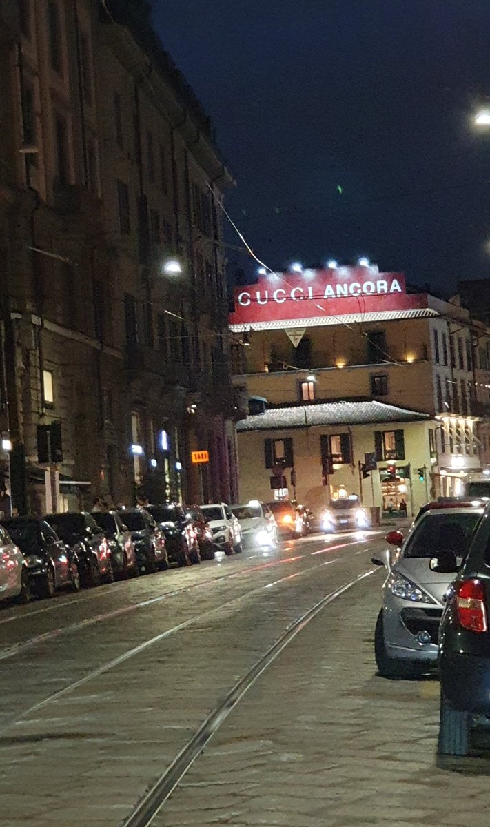Da questa sera a #brera il nuovo corso di <a href="/gucci/">gucci</a> dopo la discutibile cancellazione di tutti i post del profilo IG (alla faccia dei bla bla sull'heritage e la storia da preservare) <a href="/ilfoglio_it/">Il Foglio</a>