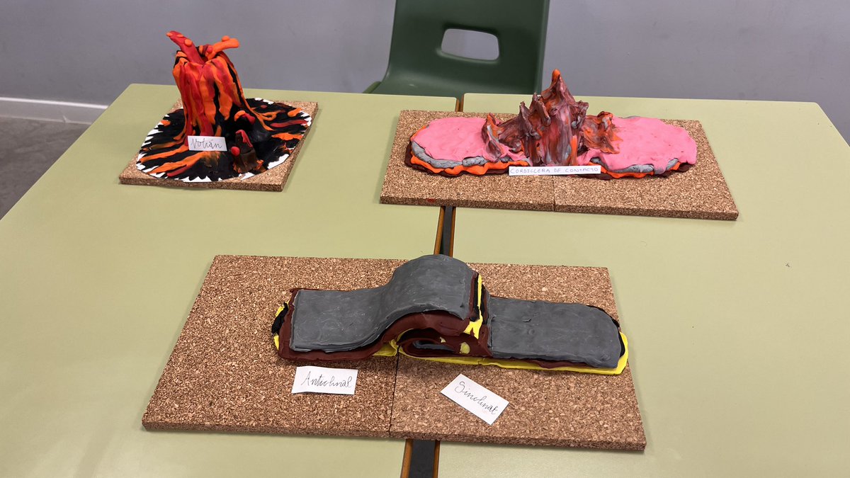 danruimor's tweet photo. Hoy hemos dedicado una clase de Geografía de 2º de bachillerato a entender el proceso de formación de relieve a través de plastifica. Más visual y más comprensible que nunca . No todo va a ser tecnología . https://t.co/MlDxe8HICZ