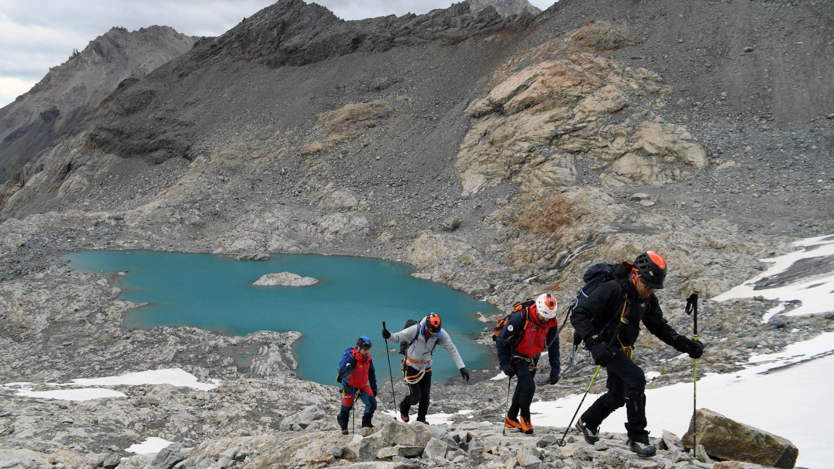 hellozhoola's tweet image. Embark on the fabled Andean Lakes crossing to witness Patagonia's unparallel beauty. Hosted nature and camping expeditions by credible experts on zhoola.com🏔️
#experthostedtrips #hikingadventures #hikingtrails  #slowtravelling #ecotrael #patagonia #patagoniaargentina