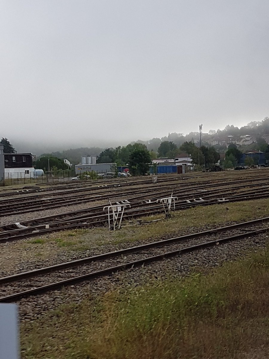 HeleneCabanes's tweet photo. Quelle tristesse de savoir q la voie ferrée commence à être détruite entre #Capdenac-#Figeac et @Cahors_Agglo Comment peut-on supprimer des voies ferrées en pleine urgence écologiq et sans respect pour nos ancêtres les ayant construites ?
@EELV46 @EELV_midi_py
@eelvaveyron https://t.co/WUClvYTU1j