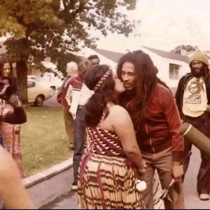 CarlosCreaCrece's tweet photo. Una vez le preguntaron a Bob Marley si existía la mujer perfecta. Él respondió:

¿A quién le importa la perfección?
Ni siquiera la luna es perfecta, está llena de cráteres.
El mar es increíblemente bello, pero salado y oscuro en las profundidades.
El cielo siempre está infinito, pero a menudo nublado.

Así que no todo lo bello es perfecto, es especial.
Por lo tanto, cada mujer puede ser especial para alguien.

Deja de ser "perfecta", pero trata de ser libre y vivir, haz lo que te gusta, no trates de impresionar.