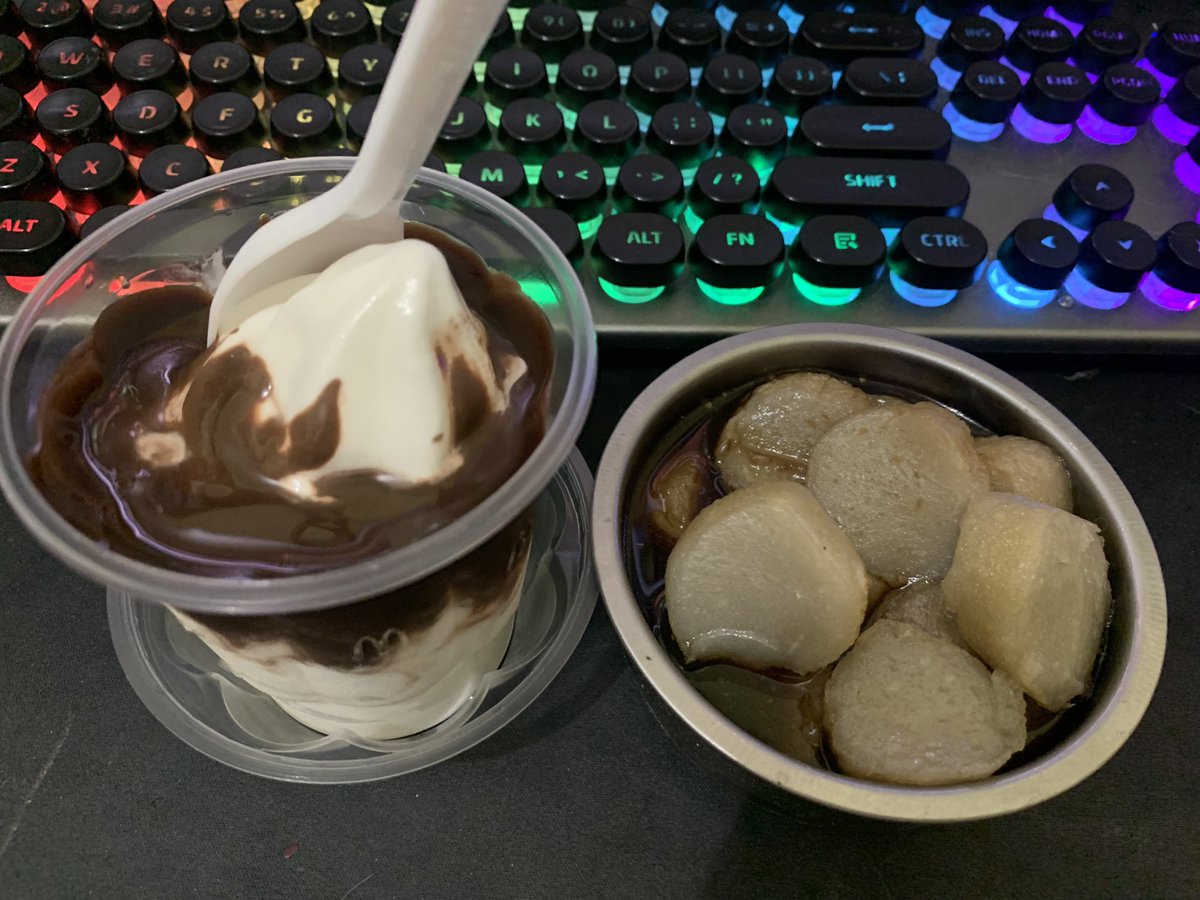 MaiKumalaCh's tweet photo. Abis beli pempek, eh ada kiriman Es Krim 🥺
Wahhhhhhh ternyata Pempek pake eskrim kecampur cuka wenak juga ✨🐻✨
Met Mamaaaam, MaiHoney 🐻🍽️

#MaiKanan https://t.co/jynmfSoJ7G