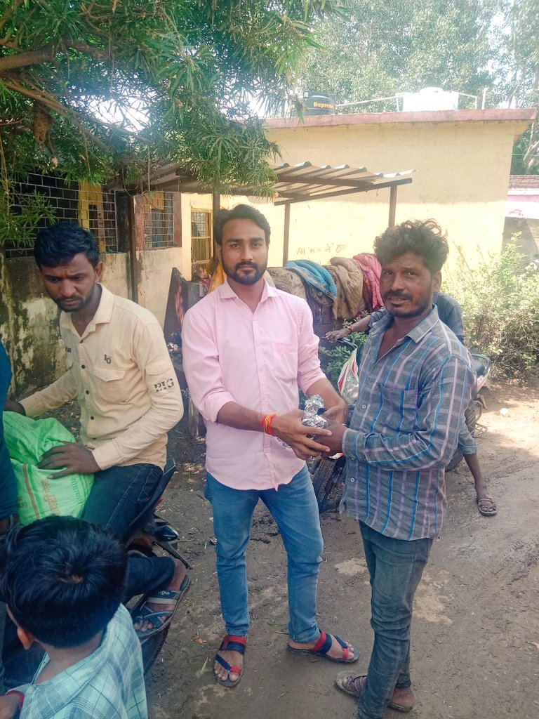 bhagore_arvind's tweet photo. ग्राम पंचायत मोरगढ़ी जनपद पंचायत धरमपुरी जिला धार मध्य प्रदेश में डूब से प्रभावित लोगो को भोजन के पैकेट वितरित करते हुए mobilazer arvind Bhagore https://t.co/YHpqGVELxL