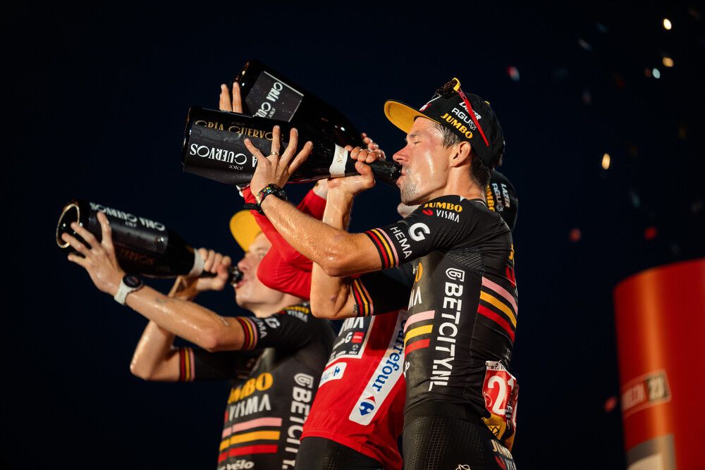 VismaCircle's tweet photo. Wat een historisch moment🎉🎉 @JumboVismaRoad is het 1e team dat ooit alle 3 de Grand Tours in één seizoen heeft gewonnen en alle 3 de plaatsen op het eindpodium inneemt: 🥇 Sepp Kuss 🥈 Jonas Vingegaard 🥉 Primož Roglič. We zijn apetrots 🤩. #LaVuelta #TourdeFrance #Girod'Italia https://t.co/finvR0ktxh