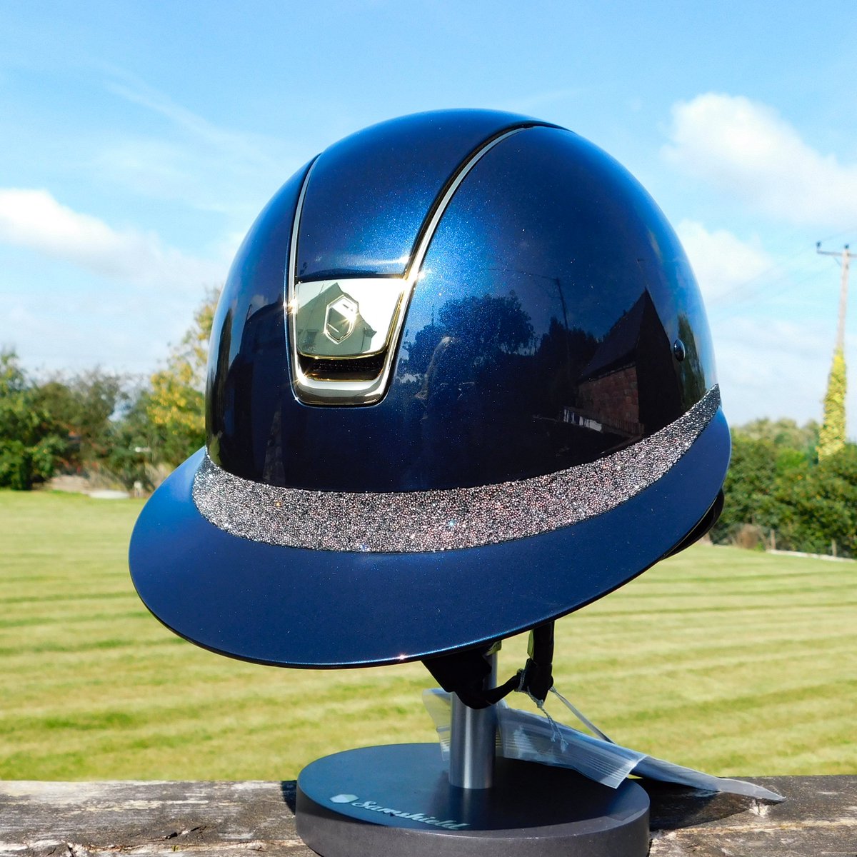 A true showstopping hat ✨

How stunning is this recent custom Samshield helmet?

 Navy gloss Miss Shield with Gold Chrome trim and blazon and crystal fabric band.

#Equestrian #Equiport #Samshield #SamshieldHelmet #SamshieldHat #RidingHat #RidingHelmet #EquestrianStyle