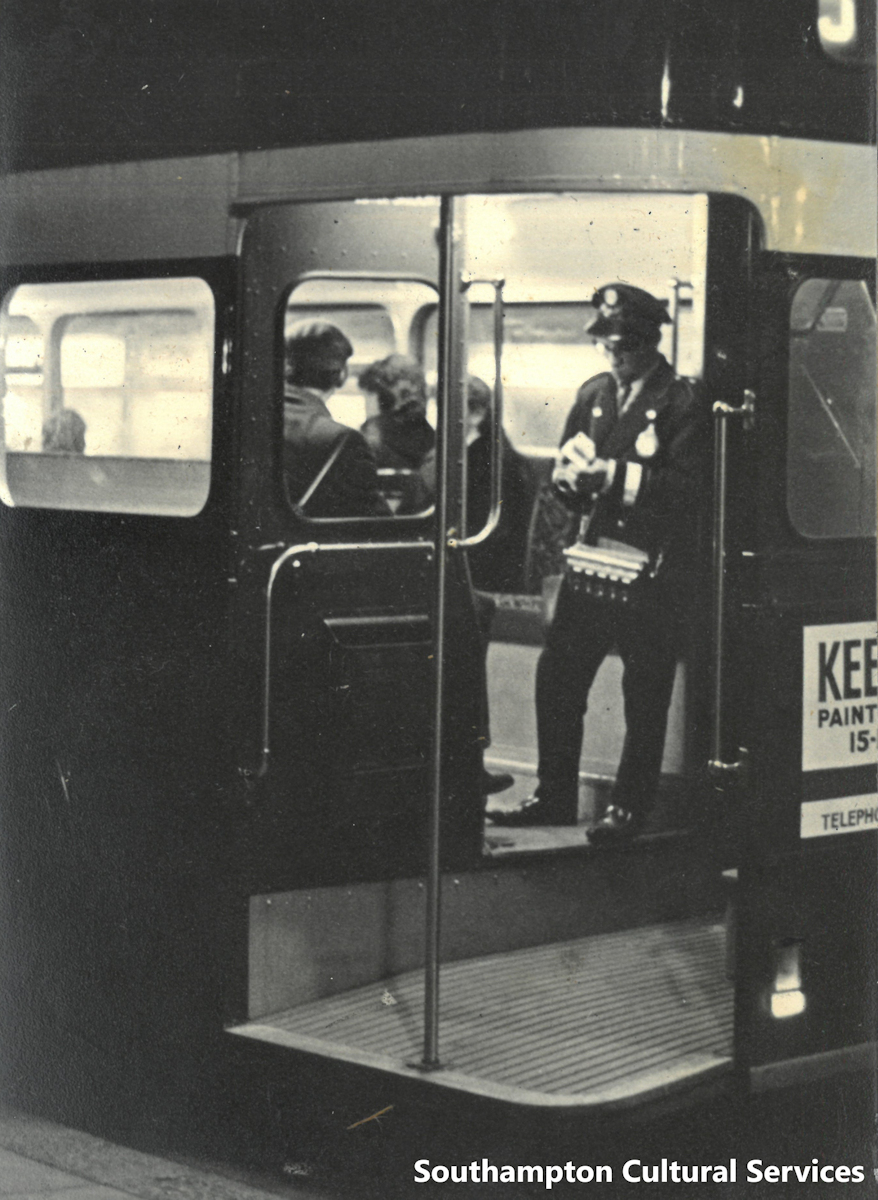 These photos from our archives show the number 5 #NightBus picking people up and dropping others off at Civic Centre Road one evening in 1966. The second image is particularly historical, showing a sight not seen on modern buses: a bus conductor! #SotonAfterDark #Southampton