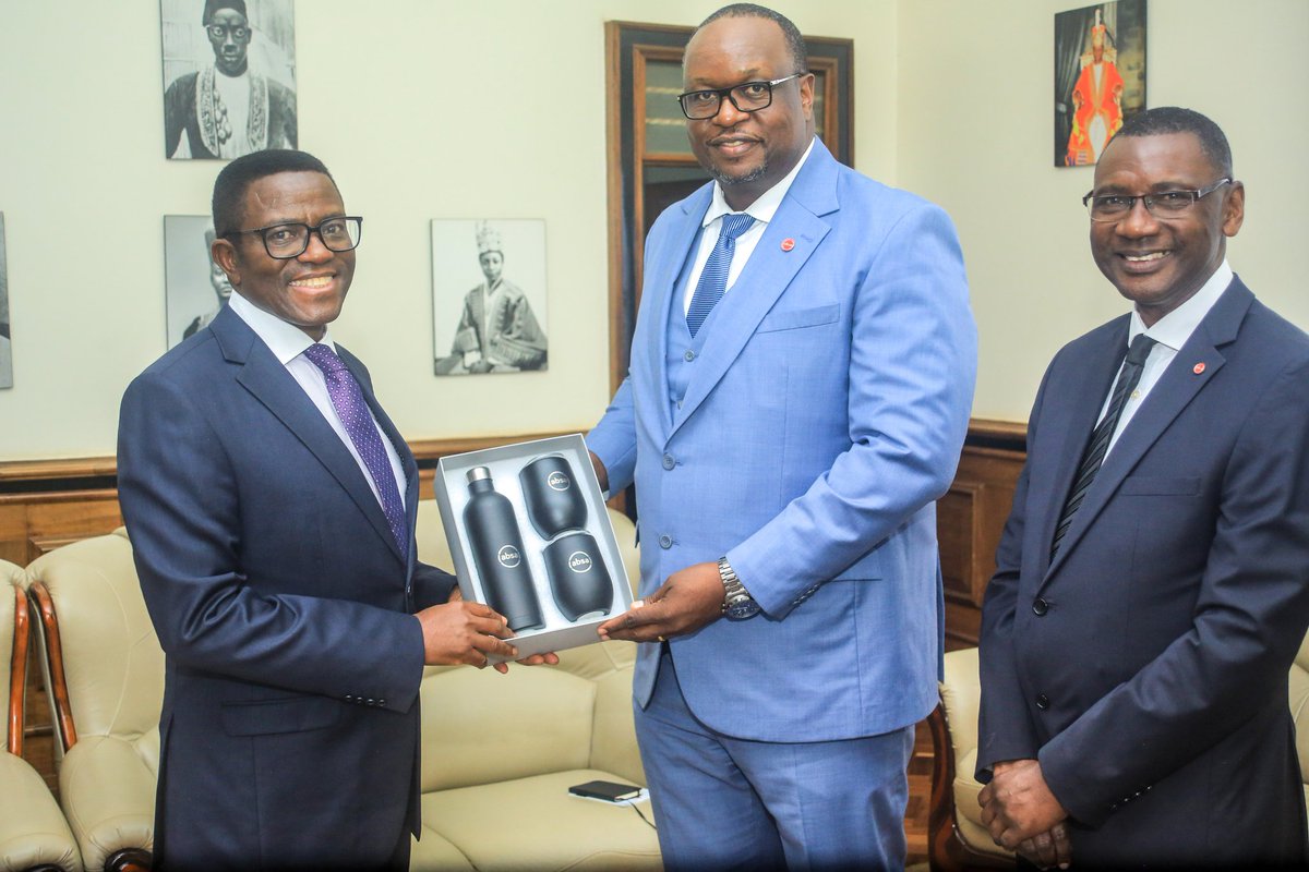 BugandaKingdom_'s tweet photo. Katikkiro asisinkanye Ssenkulu wa ABSA Bank Mumba Kalifungwa (ku kkono) wamu n'abamu ku bakulu ba bbanka ne boogera ku ngeri Bbanka n'Obwakabaka gyebasobola okukolaganamu okwongera amaanyi mu nteekateeka ez'enkulaakulana. https://t.co/TeCKk7moqN