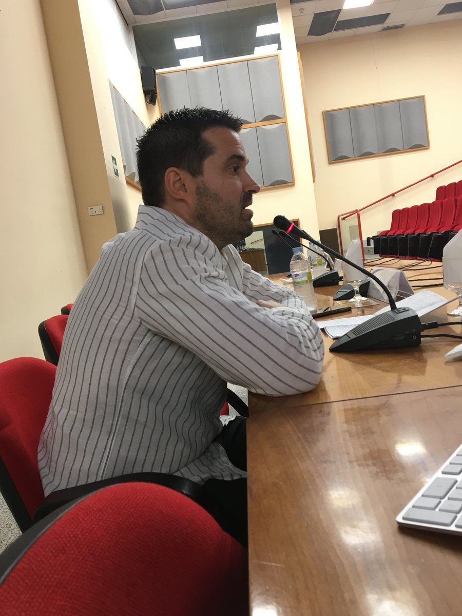 fcomsalamanca's tweet photo. "Para ser buen periodista, es absolutamente necesario ser buena persona" @juanma_rubio, redactor jefe de baloncesto de @diarioas, en la jornada de bienvenida de @fcomsalamanca @upsa https://t.co/qJWMN518me