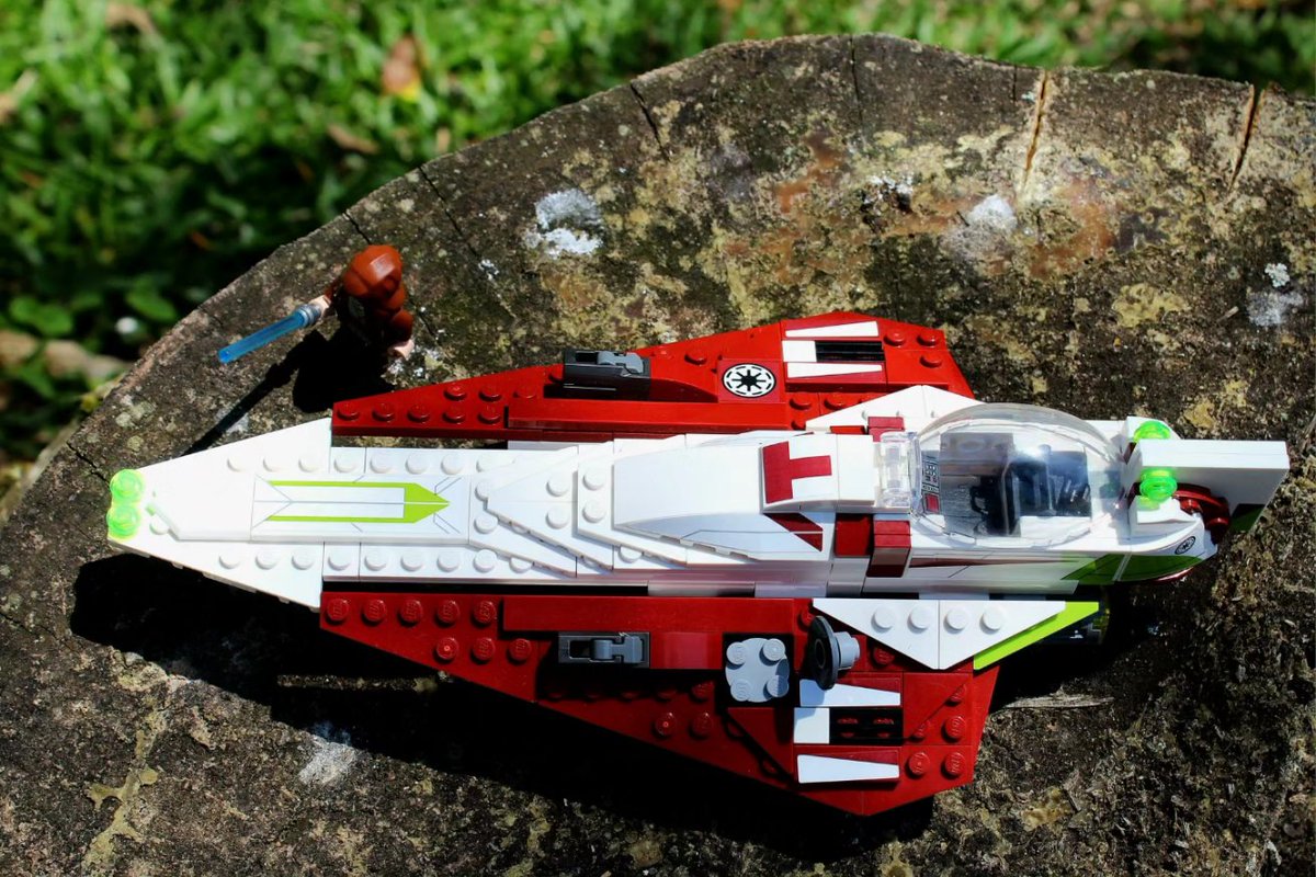 HELLGAMERS_BR's tweet photo. 📸 Lego Obi-Wan Kenobi's Jedi Starfighter
Flagrando Obi investigando.. e sim, trouxe uma Starfighter de Lego na viagem 🤣🔥
#hellgamersbr #LEGO #PHOTOS #toyphotography #toycollector #StarWars #starwarslego https://t.co/UWoQ1hZz9P