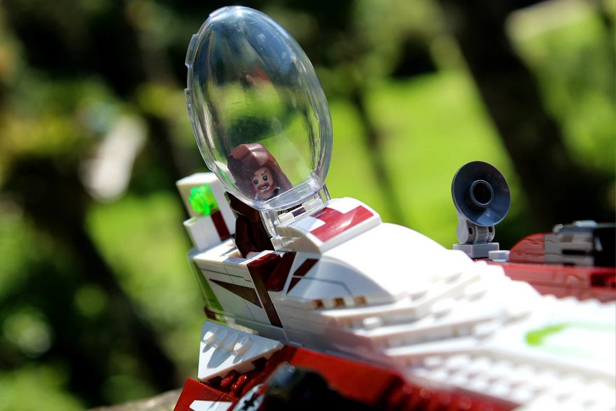 HELLGAMERS_BR's tweet photo. 📸 Lego Obi-Wan Kenobi's Jedi Starfighter
Flagrando Obi investigando.. e sim, trouxe uma Starfighter de Lego na viagem 🤣🔥
#hellgamersbr #LEGO #PHOTOS #toyphotography #toycollector #StarWars #starwarslego https://t.co/UWoQ1hZz9P