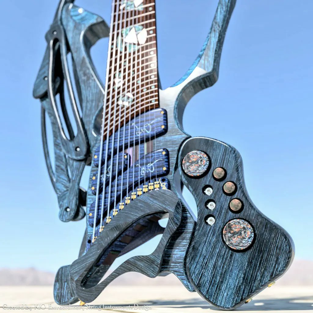 kio_designs's tweet photo. 持てるすべての力を使って創り上げました
11弦カーブドマルチスケールギター/ベース『Tangent Arc』

ダブルネックではなく一つの指板上でギターとベースの両方を奏でたい人、変形する姿形に飲み込まれない人、15kgの重量を支え続けられる強靭な肉体を持つ人
そんな人なら誰でも弾くことができます https://t.co/36kGwsOq6t