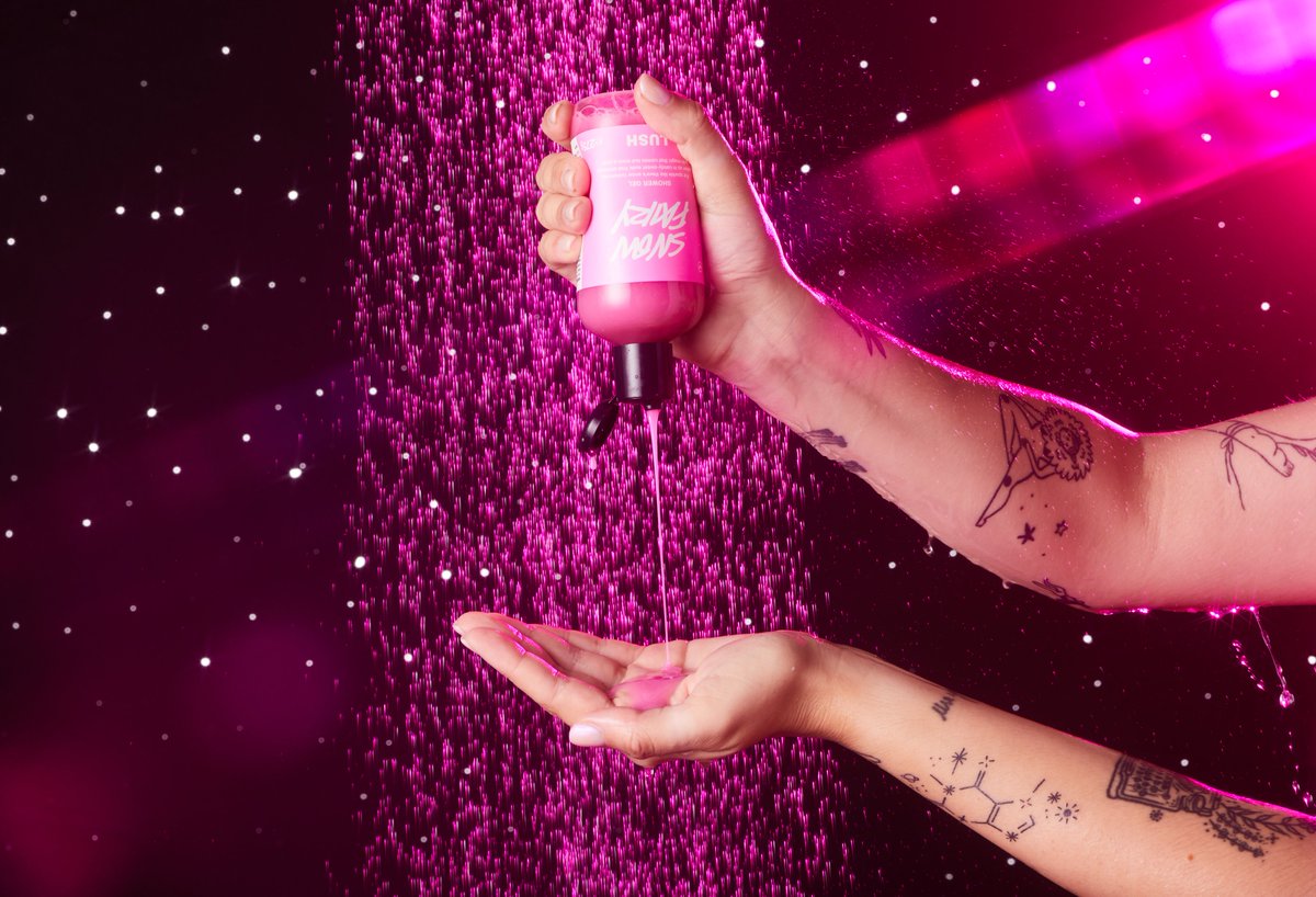LushMiddleEast's tweet photo. Your favourite fairy is BACK 💗🧚‍♀️ For sparkle like there’s snow tomorrow, lather up in sweet-like-candy perfumed suds that shimmer with magic with the Snow Fairy shower gel ✨

Simply shower and rinse off to reveal sweet-scented skin 🍭 https://t.co/1yDJ07JdQF https://t.co/KhB8TnvvVm