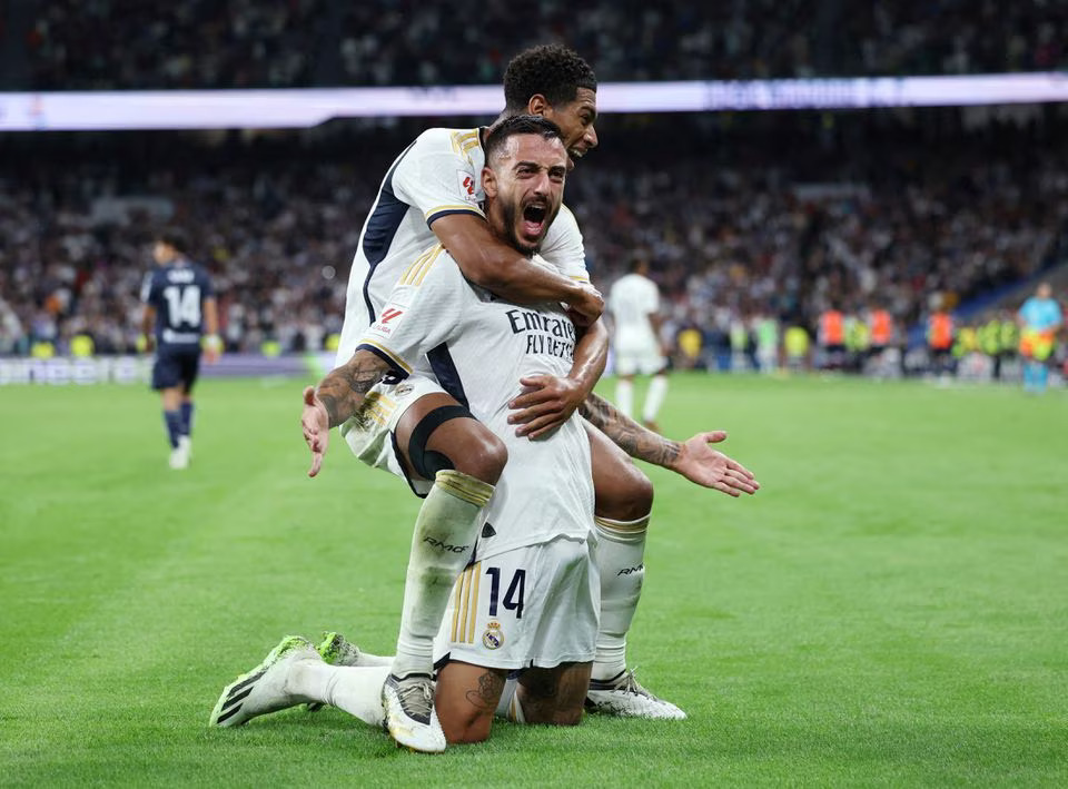 Sportsmonks's tweet photo. Real Madrid clinches a 2-1 victory over Real Sociedad, regaining the top spot in LaLiga. Their perfect league run continues with 15 points, two ahead of Barcelona. Valverde and Joselu seal the win after Sociedad's initial lead. #RealMadrid #LaLiga #Soccer #SportsMonks https://t.co/2XZV3Df6OQ