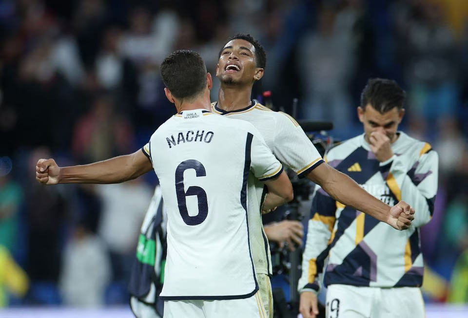 Sportsmonks's tweet photo. Real Madrid clinches a 2-1 victory over Real Sociedad, regaining the top spot in LaLiga. Their perfect league run continues with 15 points, two ahead of Barcelona. Valverde and Joselu seal the win after Sociedad's initial lead. #RealMadrid #LaLiga #Soccer #SportsMonks https://t.co/2XZV3Df6OQ