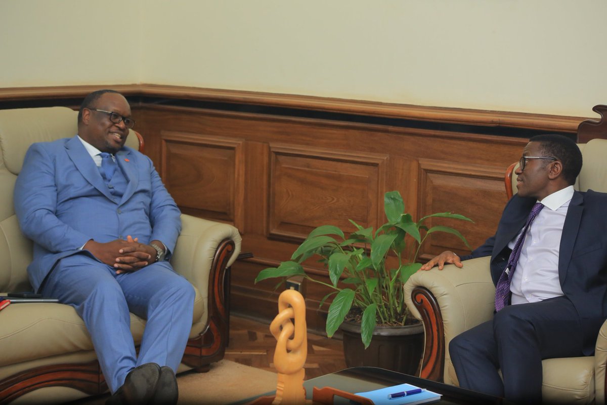 BugandaKingdom_'s tweet photo. Katikkiro asisinkanye Ssenkulu wa ABSA Bank Mumba Kalifungwa (ku kkono) wamu n'abamu ku bakulu ba bbanka ne boogera ku ngeri Bbanka n'Obwakabaka gyebasobola okukolaganamu okwongera amaanyi mu nteekateeka ez'enkulaakulana. https://t.co/TeCKk7moqN