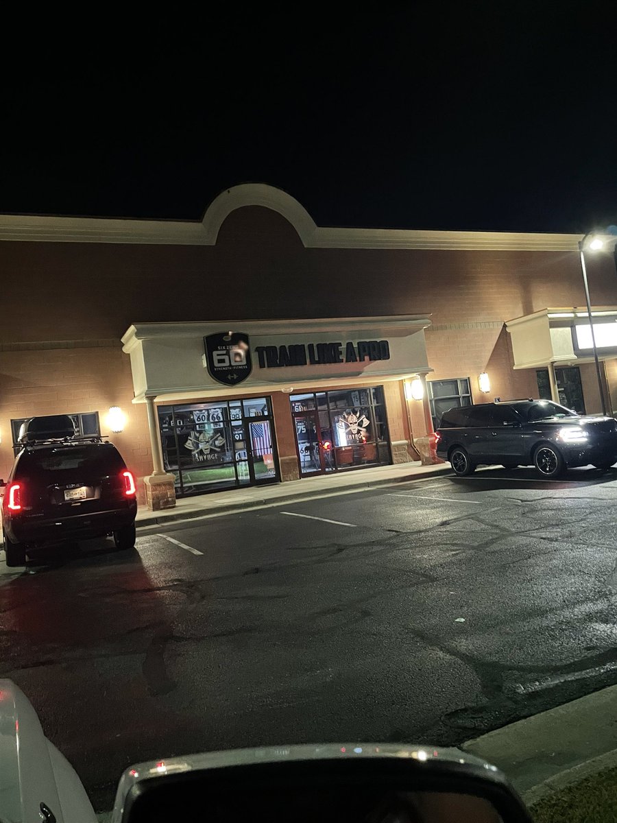 JohnStephens_71's tweet image. Early morning training session. 

#UpBeforeTheEnemy #NeverOutworked

@SixZeroAcademy @WindsorFB @coachjoshheupel @HollyStephFit @coachg76 @VolRecruiting98