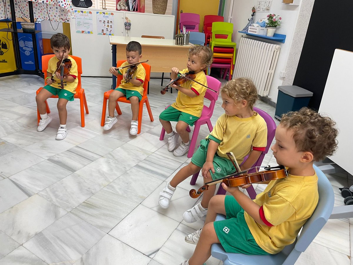 InfantNatzEsplu's tweet photo. Ens ho hem passat molt bé a l’activitat de violí amb el nostre profe Edgar. #exploradors #i3 https://t.co/LS3ZSR3Kry