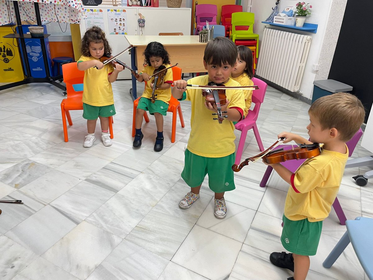 InfantNatzEsplu's tweet photo. Ens ho hem passat molt bé a l’activitat de violí amb el nostre profe Edgar. #exploradors #i3 https://t.co/LS3ZSR3Kry