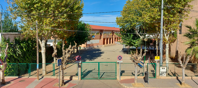 RosaRodaNews's tweet photo. En colegio Escultor González Moreno (Alujer):
👉Necesitaban 50 menús y la empresa catering solo ha llevado 25 y 2 barras de pan para todos. Tampoco frutas ni verduras.
👉El director  al supermercado a comprar tortillas precocinadas para que todos pudieran comer hoy. https://t.co/qvHD473l8G