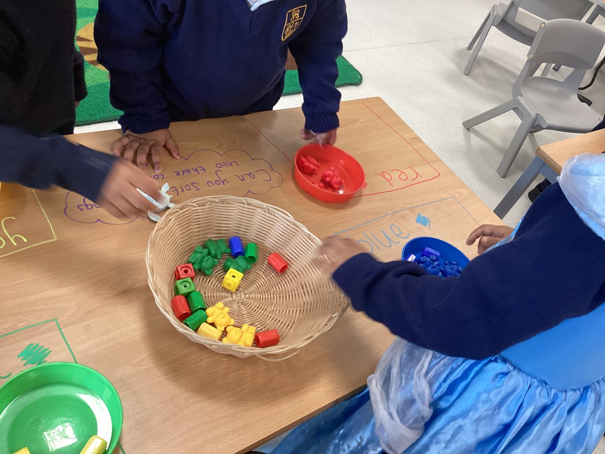 AFSPrimary's tweet photo. 🌈 What a fun start to the week in Nursery. Children have been sorting items into colours, ordering number 0-5, finding buried treasure in the sand and working together to make a bus full of children. Wow 🤩 look at this learning #MondayFunDay #AFSPrimary https://t.co/McE7ltNEZj